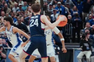 载入疯三史册的一球💥康大穆林斯LOGO三分绝杀杜克慢镜头！